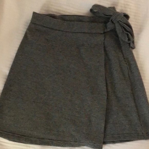Lulus houndstooth wrap skirt XS - Picture 3 of 5